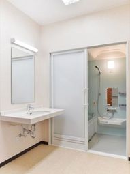 清潔な洗面台と浴室