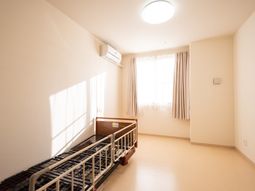 明るい居室の様子