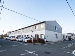 広々とした建物外観