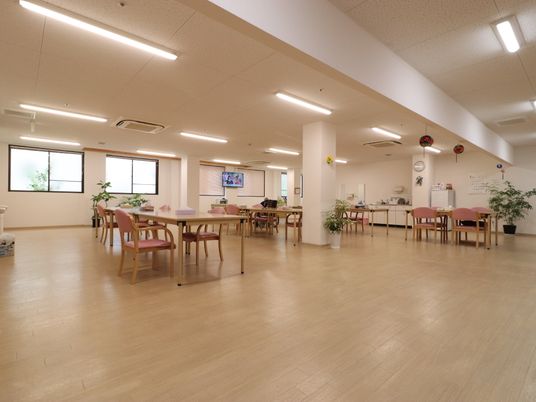 広く明るい食堂の光景