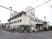 白い建物の外観