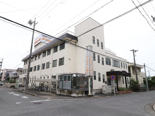 白い建物の外観