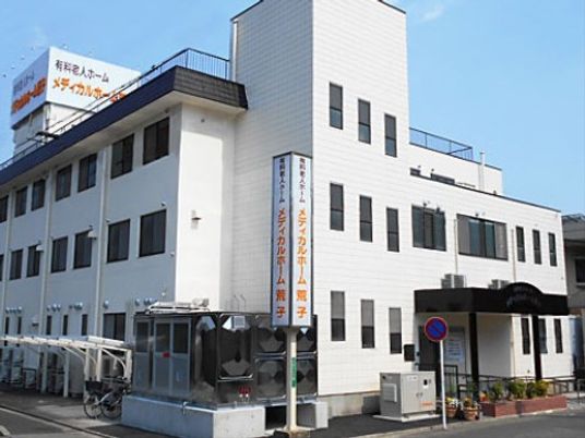 施設外観の明るい日差し