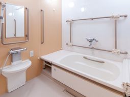 バリアフリー設計の浴室