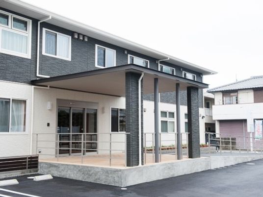 モダンな外観の建物