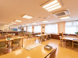 明るい食堂の様子