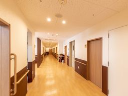 温かみのある廊下の様子