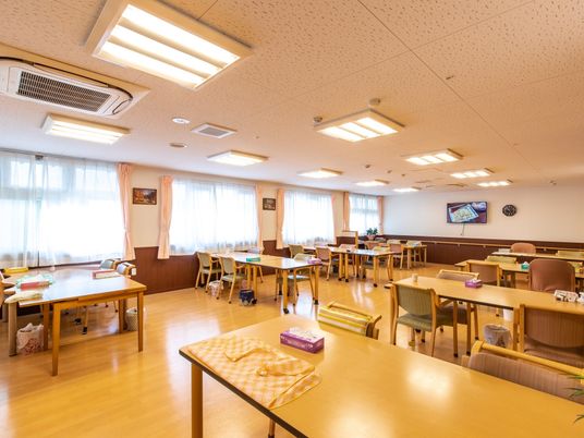 明るい広々とした食堂