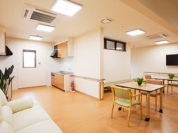 明るい共用リビング空間