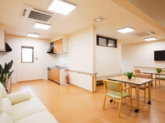 明るい共有ダイニング空間