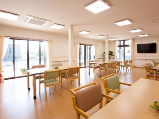 明るく広々とした食堂