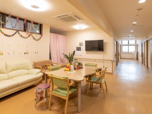 共用ラウンジの明るい様子