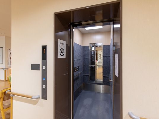 モダンな施設のエレベーター