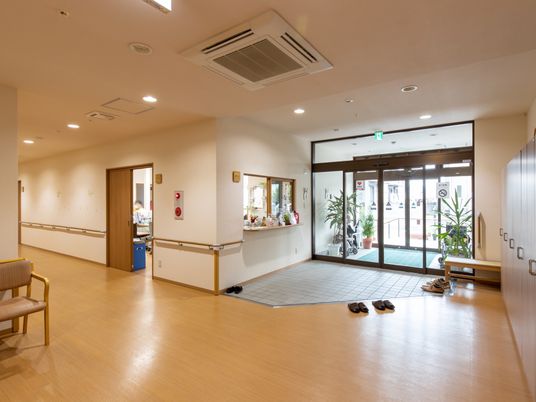 清潔な廊下とエントランス