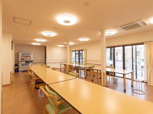 明るい共有ダイニングスペース