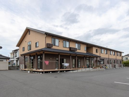 茶色い屋外の建物全景