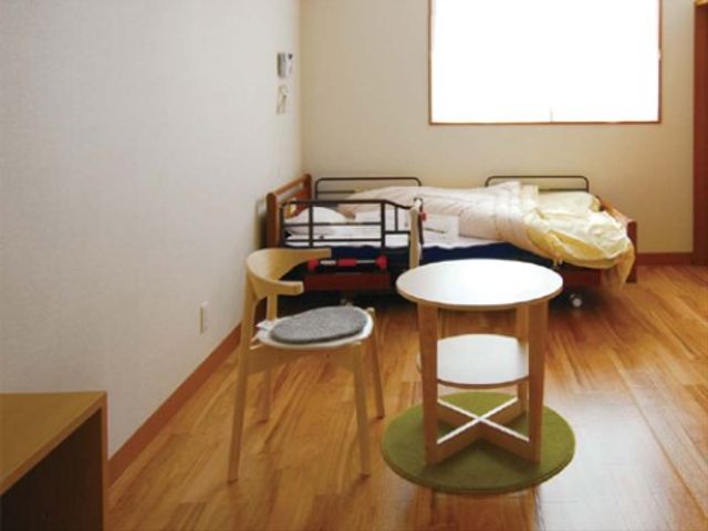 居心地の良い居室 居室 明るく広々とした個室で、ゆったりとした時間が過ごせる空間です。機能的な家具が配され、快適な生活が叶います。