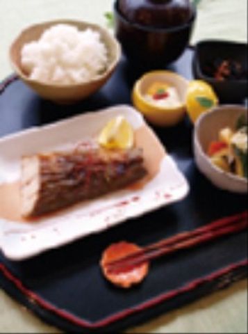 和風の食事セット 食事 栄養バランスを考えた美味しい和食が用意されており、健康維持にも配慮された環境です。