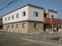 茶色と白の外壁の建物