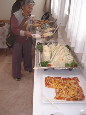 食事を取る高齢者の風景