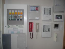 様々な機器が設置された壁