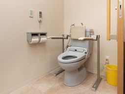 手すり付きトイレ
