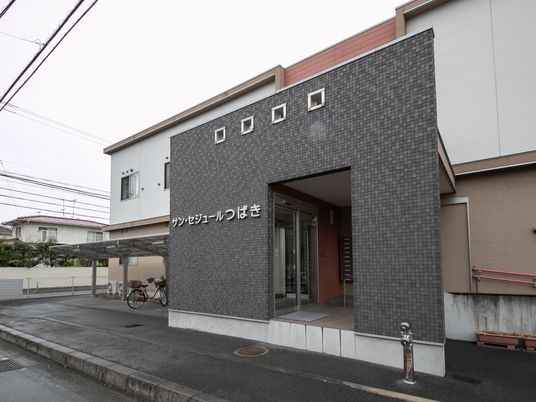 モダンな建物のエントランス