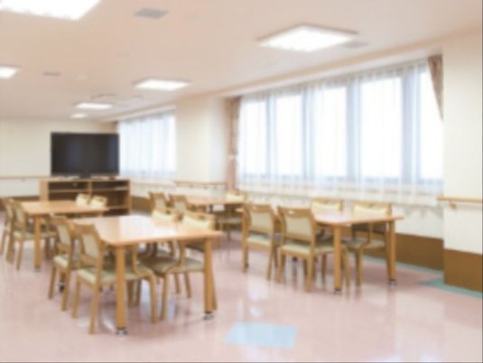 広々とした明るい食堂