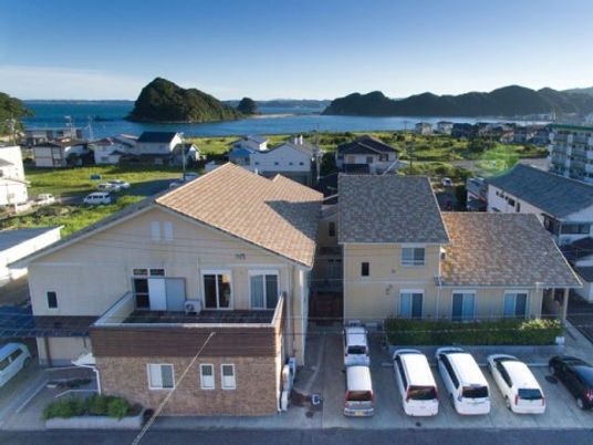 海と緑に囲まれた施設