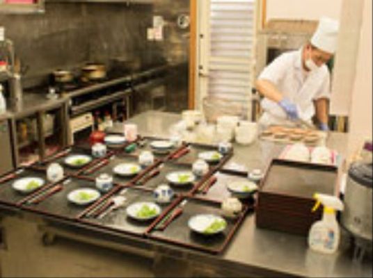 調理中のスタッフと食事準備