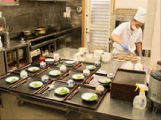 調理中のスタッフと食事準備