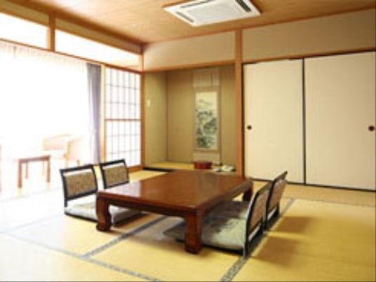 和風の落ち着いた居室