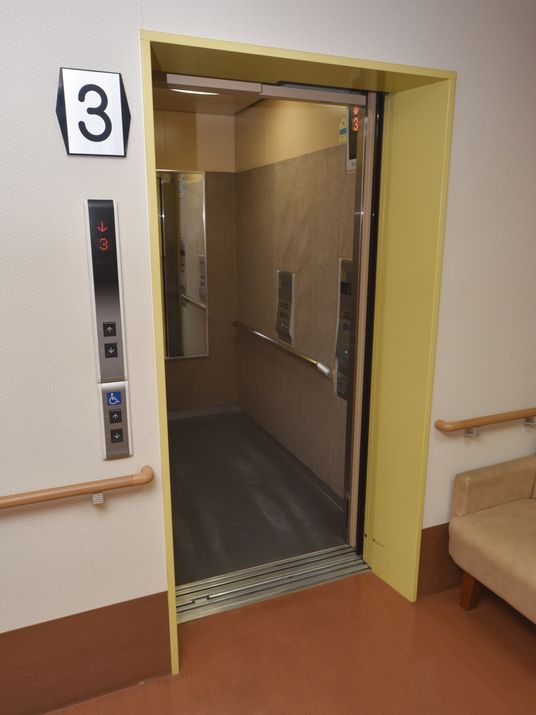 手すり付きのエレベーター入口
