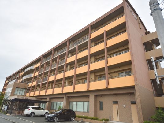 多階層の建物外観