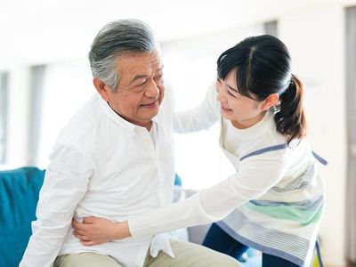 利用者と接する笑顔のスタッフ