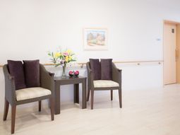 廊下にある椅子とテーブル