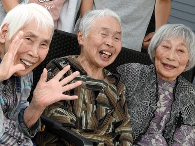 笑顔の高齢者三人組
