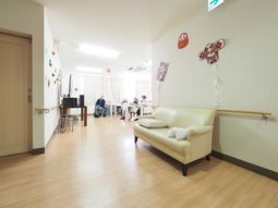 広々とした明るいラウンジ