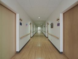 清潔な施設の廊下