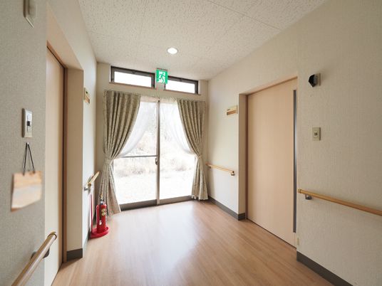光が差す明るい廊下