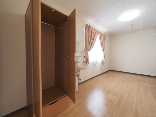 居室のクローゼットと洗面所