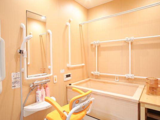 バリアフリー設計の浴室