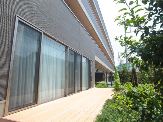 庭に面したモダンな建物