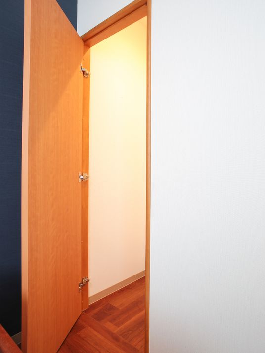 開いた木製の扉と廊下