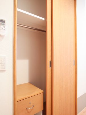 明るい居室のクローゼット