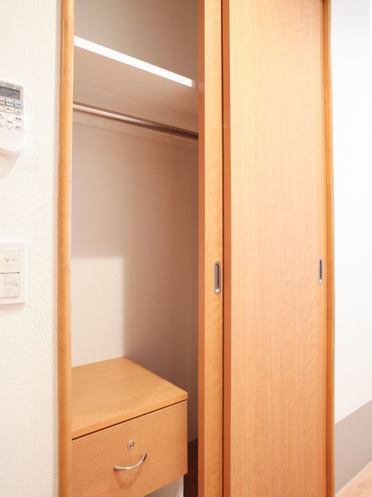 明るい居室のクローゼット