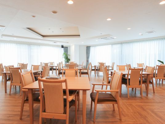 明るく広々とした食堂