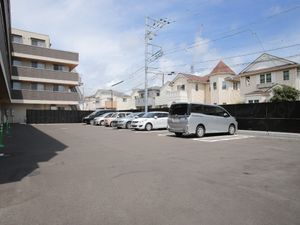 広々とした駐車場の様子