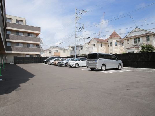 広々とした駐車場の様子