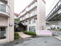 清潔感のある建物エントランス